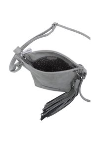 Borsa a tracolla in suede grigio con fodera interna a pois, tracolla regolabile, chiusura con zip superiore e dettaglio di frange sul lato.