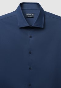 Marineblaues Slim-Fit-Hemd mit strukturiertem Kragen, sechs Knöpfen an der Vorderseite und einer glatten, bügelfreien Stoffoberfläche.