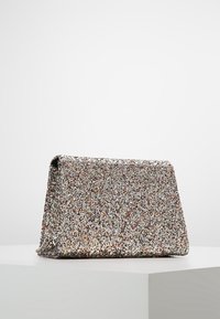 Srebrna i wielokolorowa torebka kopertówka z błyszkiem o prostokątnym kształcie i fakturowej powierzchni, z klapką i kanciastymi narożnikami.