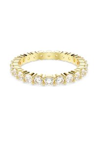 Anneau éternité en or serti de diamants clairs taille ronde uniformément espacés tout autour de la bande sur un fond blanc.