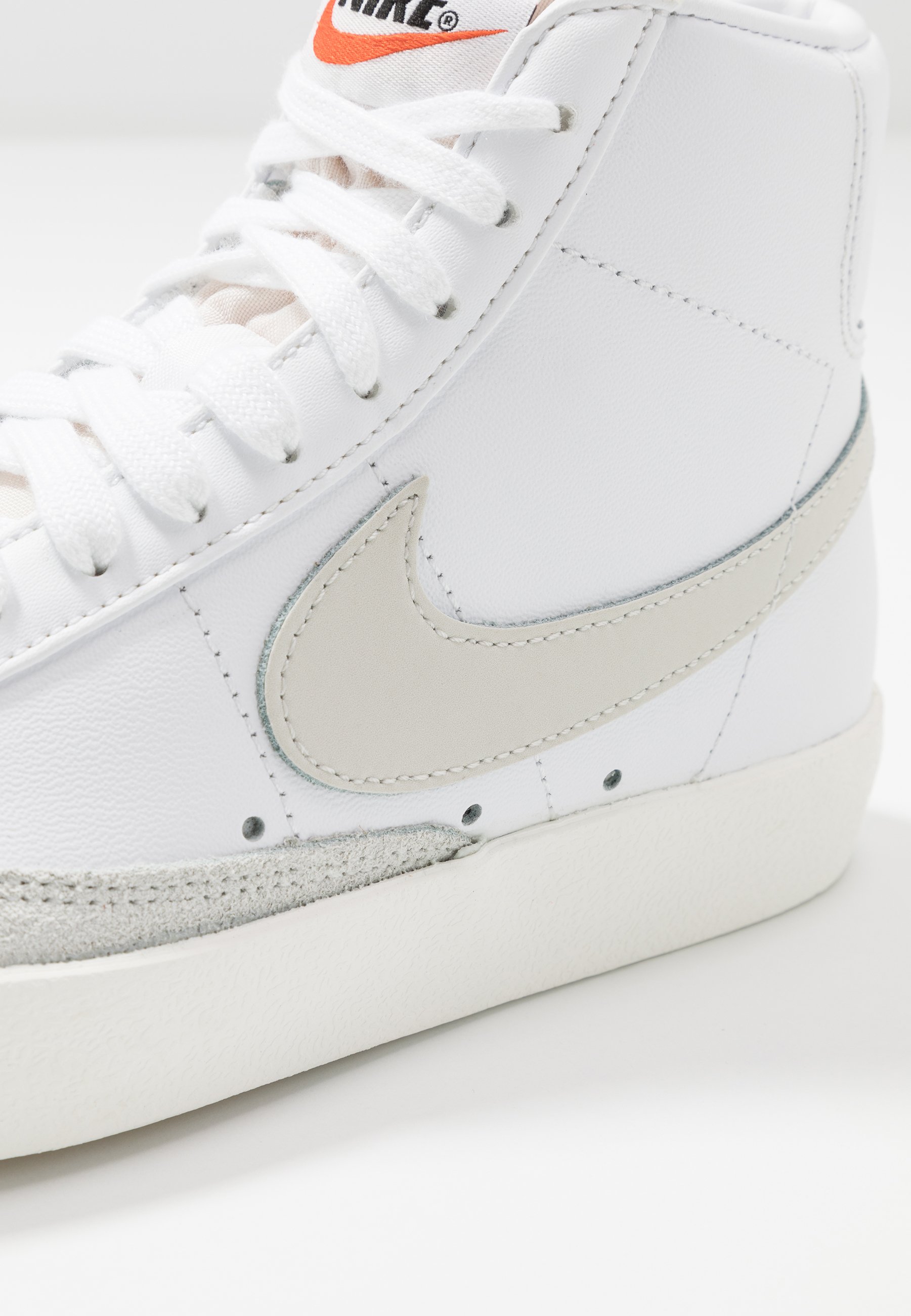 nike blazer white light bone