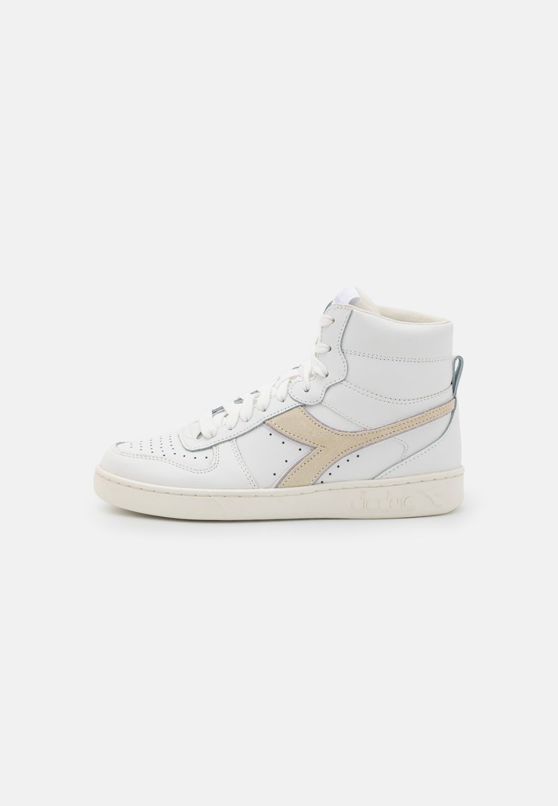 Zapatillas altas blancas con un acabado de cuero texturizado, detalles en beige contrastantes, perforaciones y suelas de goma planas.