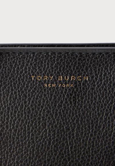 Svart lädertextur med en pebblat yta. Innehåller guldprägling med "TORY BURCH" och "NEW YORK"-märke. Kompakt design, minimalistisk stil.