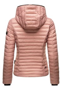 Rosa puffjacka med huva, med horisontella quiltade sektioner, ribbade manschetter och en liten logotyp på vänster ärm.
