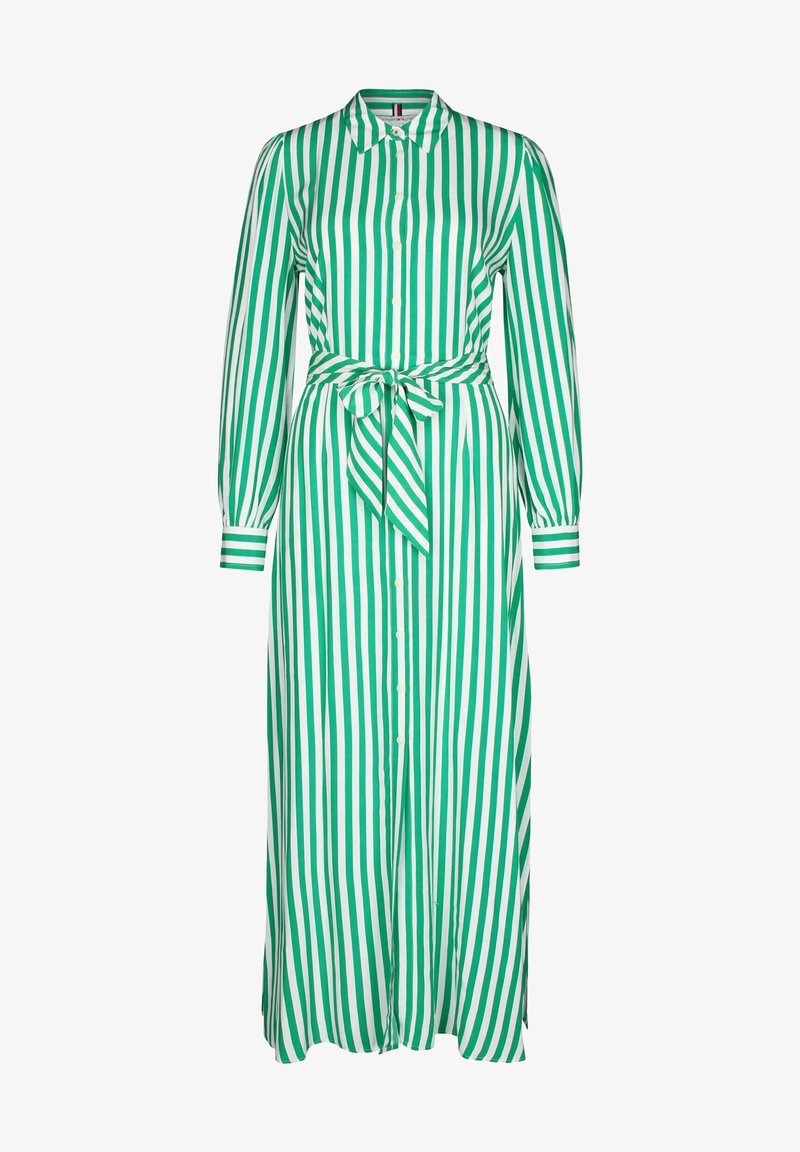 Robe longue rayée verte et blanche avec un col, des manches longues, une fermeture à boutons sur le devant et une ceinture à nouer à la taille. Texture de tissu lisse.