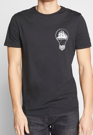 Czarny bawełniany t-shirt z białą grafiką statku w żarówce, z krótkimi rękawami i okrągłym dekoltem.