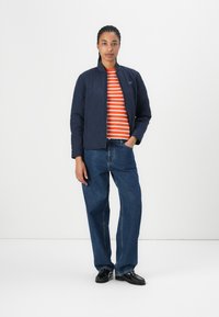 Tommy Jeans ONION QUILT JACKET - Light jacket - dark night navy