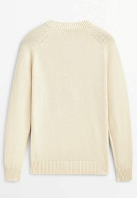 Pull en maille couleur crème à manches longues, poignets, ourlet et encolure ronde côtelés, présenté de dos sur fond blanc.