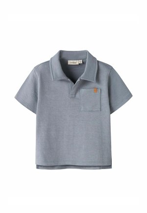 Polo a maniche corte in maglia azzurro chiaro con colletto aperto e piccola tasca sul petto con etichetta marrone.