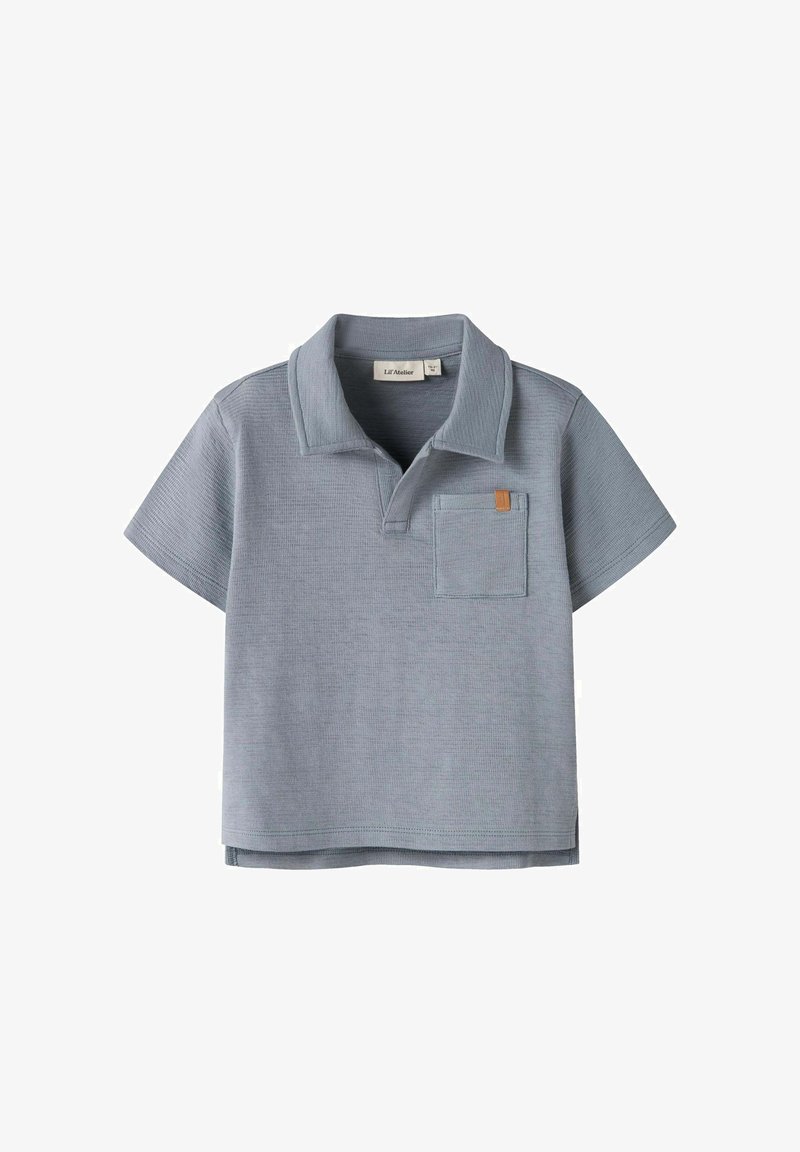 Polo tricoté à manches courtes, bleu clair, avec col ouvert et petite poche poitrine ornée d'une étiquette marron.