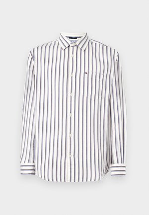 Camisa branca de manga longa com riscas verticais pretas e castanhas, frente com botões, bolso no peito com um pequeno logo e colarinho pontudo.