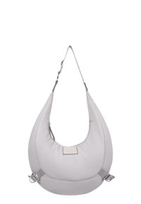 Borsa hobo grigia chiara realizzata in materiale morbido, con una cintura larga, hardware in argento e un'etichetta rettangolare sul davanti.