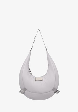 Hellgraue Hobo-Tasche aus weichem Material, mit einem breiten Tragegurt, silbernen Metallakzenten und einem rechteckigen Etikett auf der Vorderseite.