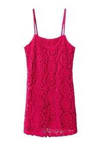 Robe caraco en dentelle fuchsia avec un motif floral, dotée de fines bretelles et d'une coupe ample, confectionnée dans un textile respirant.