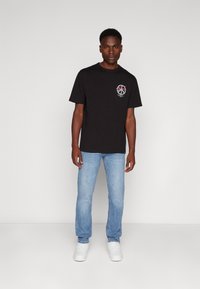 Tommy Jeans GRAPHIC TEE - Camiseta estampada - black