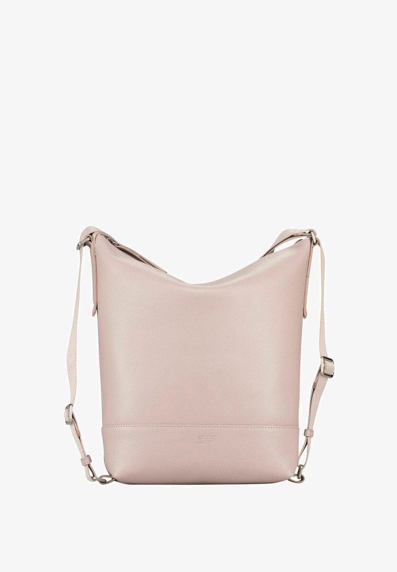 Sac à bandoulière en cuir rose pâle avec un design structuré et décontracté, doté d'une seule bandoulière et d'un logo embossé discret à la base.