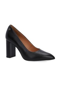 Černá kožená lodička na vysokém podpatku s špičatou špičkou a masivním čtvercovým podpatkem. Má hladký povrch a decentní akcent s logem.