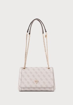Jasnobeżowa designerska torba na ramię z monogramem, złotymi łańcuchowymi paskami i małym trójkątnym logo na przedniej klapie.