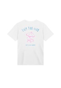 Weißes T-Shirt mit blauer Schrift "Lazy Tide Club", Grafik eines rosa Liegestuhls und Sonnenschirms sowie kleinerer blauer Schrift "Knut & Jan | Hamburg" auf der Rückseite.