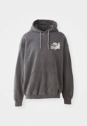 Grå hettegenser med frontlomme, snor og trykt grafisk design med en bil på venstre side. Kraftig stoff.