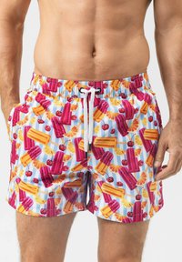 Shorts de bain colorés avec un motif de glaces, cerises et agrumes sur un fond bleu clair, dotés d'une ceinture élastique et d'un cordon de serrage.
