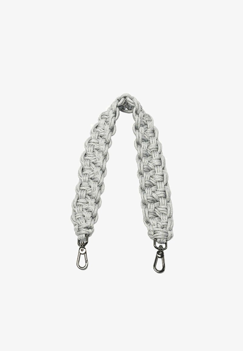 Geverfde grijze stoffen band met een gevlochten ontwerp, voorzien van metalen cliphardware aan beide uiteinden voor bevestiging.