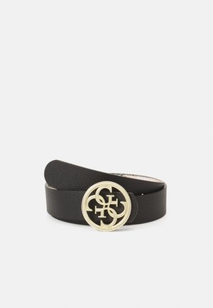 Ceinture en cuir noir texturé enroulée avec une boucle ronde dorée présentant un logo stylisé entrelacé.