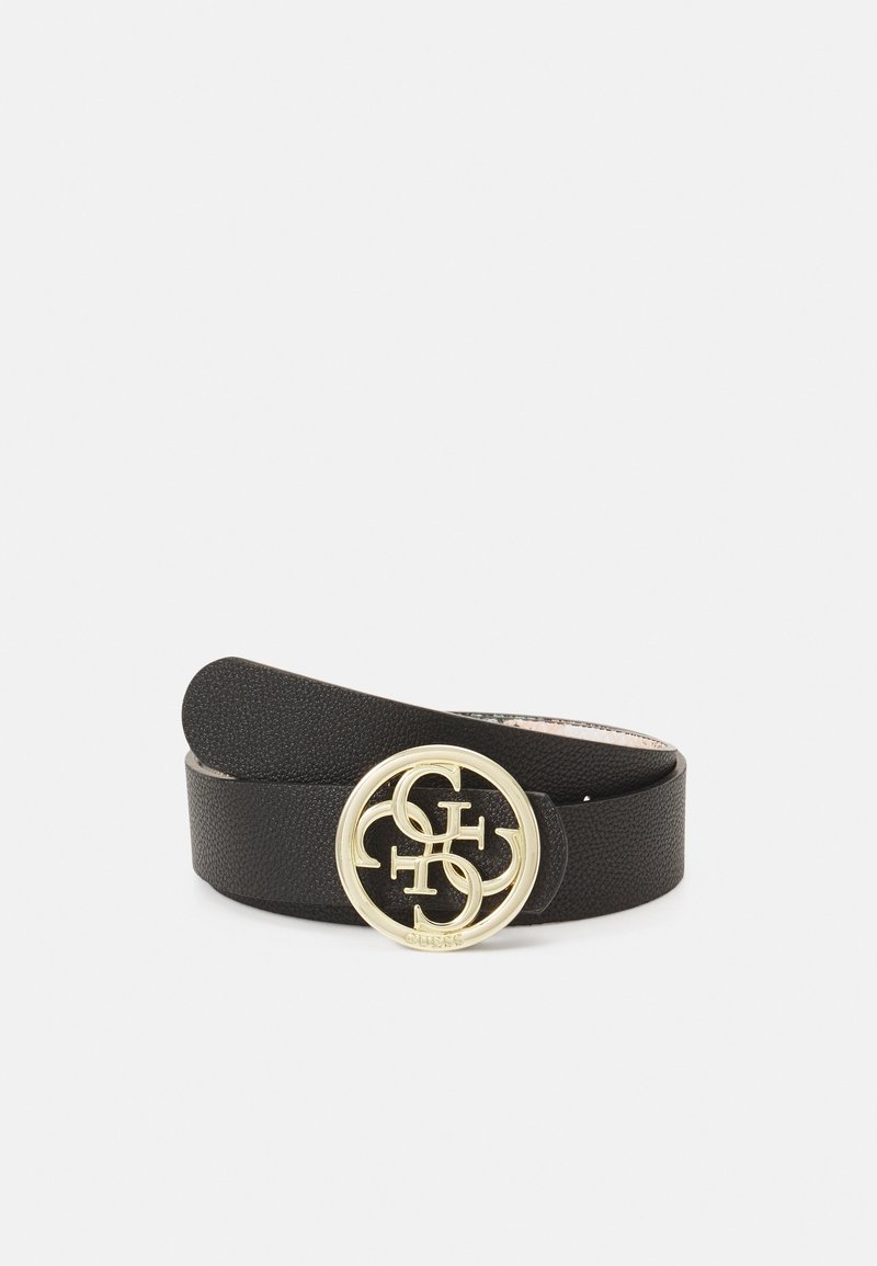 Ceinture en cuir noir texturé enroulée avec une boucle ronde dorée présentant un logo stylisé entrelacé.