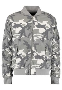 Chaqueta bomber de camuflaje en tonos de gris y blanco, con cierre de cremallera en la parte delantera, cuello acanalado y bolsillos laterales con detalles de manga fruncidos.