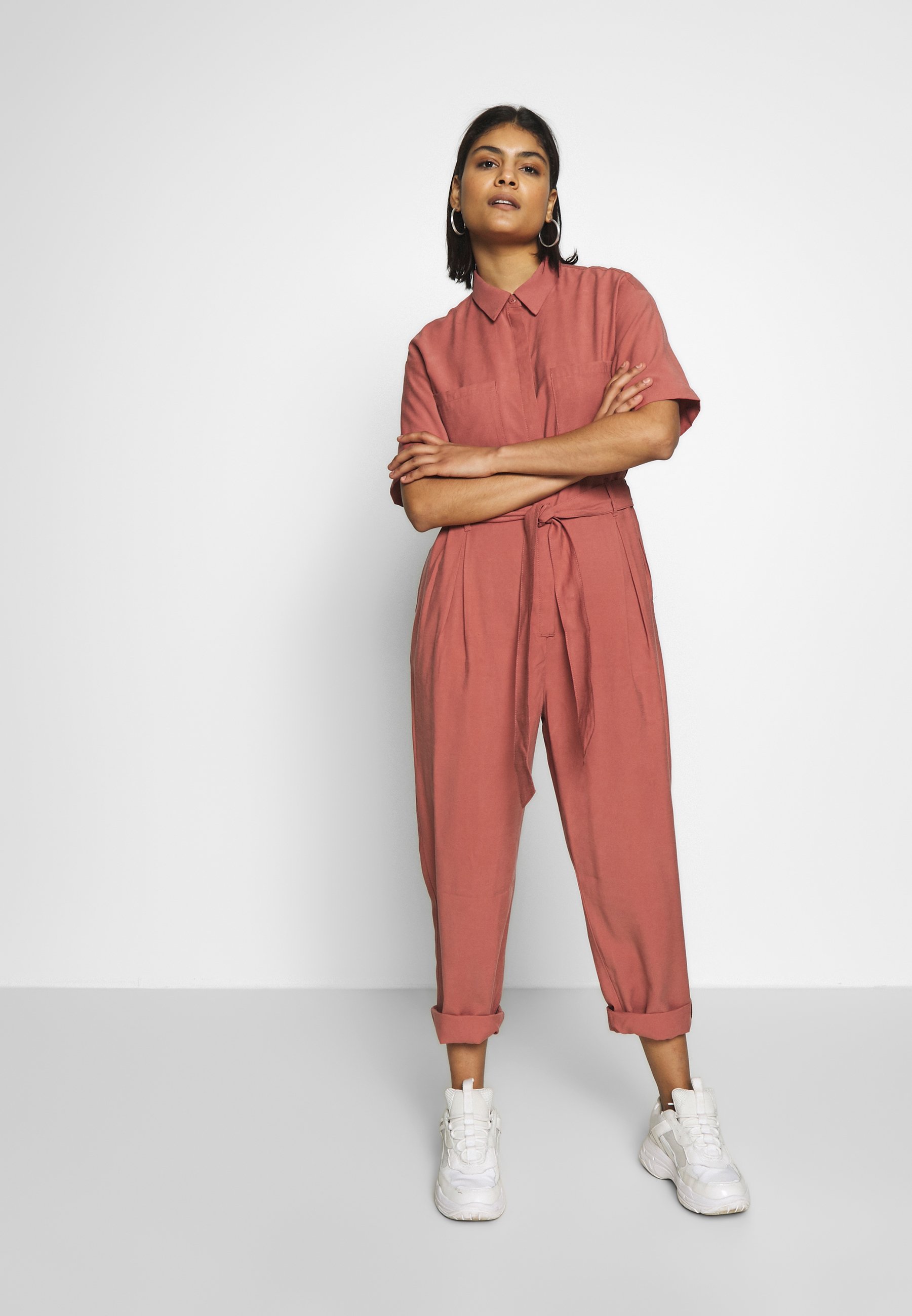 Monki AUGUSTA Jumpsuit red medium dusty Zalando.no Monki KALOLO - Jumpsuit - beige