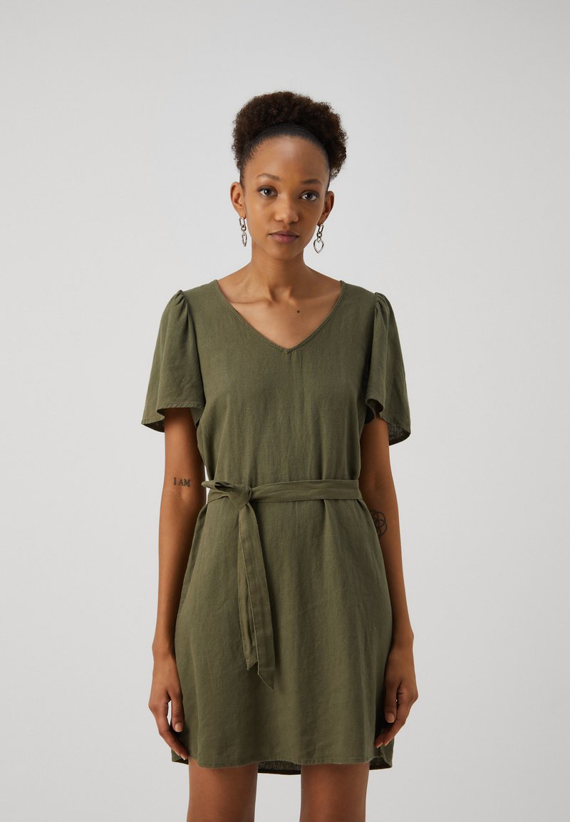 Vestido de manga curta, verde-azeitona, com decote em V, cintura ajustada e cinto. Feito de tecido leve, apresenta uma textura subtil e mangas bufantes.