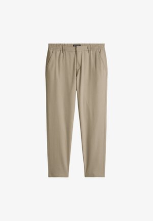Pantaloni beige slim fit con vita elasticizzata, tasche laterali, passanti per cintura e chiusura frontale con zip, mostrati distesi su uno sfondo bianco.