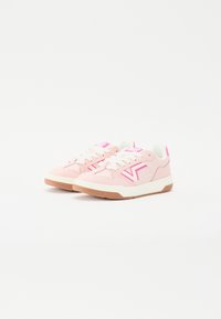 Zapatillas rosas con acentos blancos, que presentan una parte superior texturizada, un logo rosa en contraste y una suela beige. Incluyen cordones y un cuello acolchado.