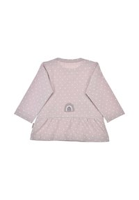 Rosa Langarmkleid mit weißen Polka-Punkten, mit Raffungen an der Taille und einem kleinen Regenbogen-Patch auf der unteren Rückseite.