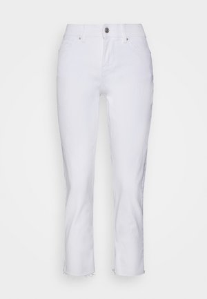 Jeans de mezclilla blanca con corte recto, diseño de cinco bolsillos y dobladillo sin terminar en la parte inferior. Presenta un cierre de botón y un detalle de costura minimalista.