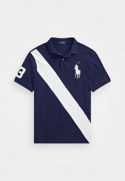 Mørkeblå polo skjorte med en hvit diagonal stripe, brodert logo og tallet "3" på ermene. Krage-design, laget av bomull.