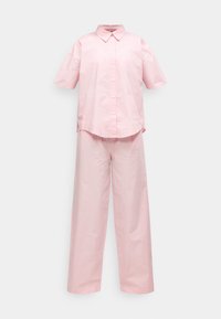 Ροζ ριγέ πουκάμισο με κοντά μανίκια και γιακά, με κλείσιμο με κουμπιά, συνδυασμένο με φαρδιές παντελόνες στον ίδιο τόνο, κατασκευασμένα από ελαφρύ ύφασμα.
