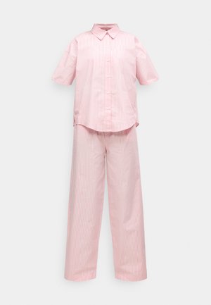 Ροζ ριγέ πουκάμισο με κοντά μανίκια και γιακά, με κλείσιμο με κουμπιά, συνδυασμένο με φαρδιές παντελόνες στον ίδιο τόνο, κατασκευασμένα από ελαφρύ ύφασμα.