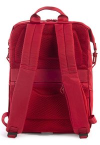 Sac à dos rouge avec un extérieur en tissu lisse, un panneau dorsal en maille rembourré et texturé, des bretelles ajustables et une poignée supérieure. Comprend des compartiments zippés.