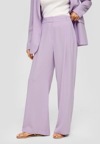 Lavande wijde broek van soepel materiaal, met een hoge taille, voorplooien en zijzakken.