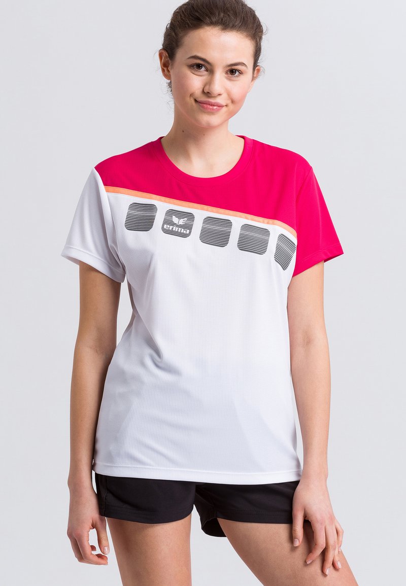 Maglietta sportiva a maniche corte in bianco e rosa. Presenta un corpo bianco testurizzato, spalle rosa e una striscia orizzontale con accenti grigi e logo.