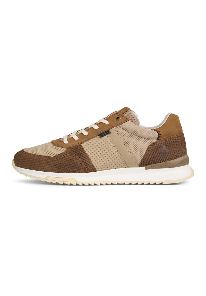 Zapatillas beige y marrones con materiales de malla y ante, diseño a rayas, cordones blancos y suela texturizada. Presenta un pequeño logo en el talón.