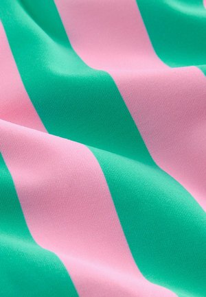 Różowo-zielona tkanina w paski o gładkiej fakturze, z szerokimi, na przemian ułożonymi paskami w matowym wykończeniu. Brak widocznych wzorów lub elementów sprzętowych.