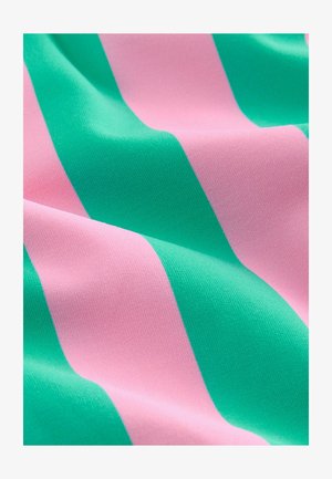 Różowo-zielona tkanina w paski o gładkiej fakturze, z szerokimi, na przemian ułożonymi paskami w matowym wykończeniu. Brak widocznych wzorów lub elementów sprzętowych.