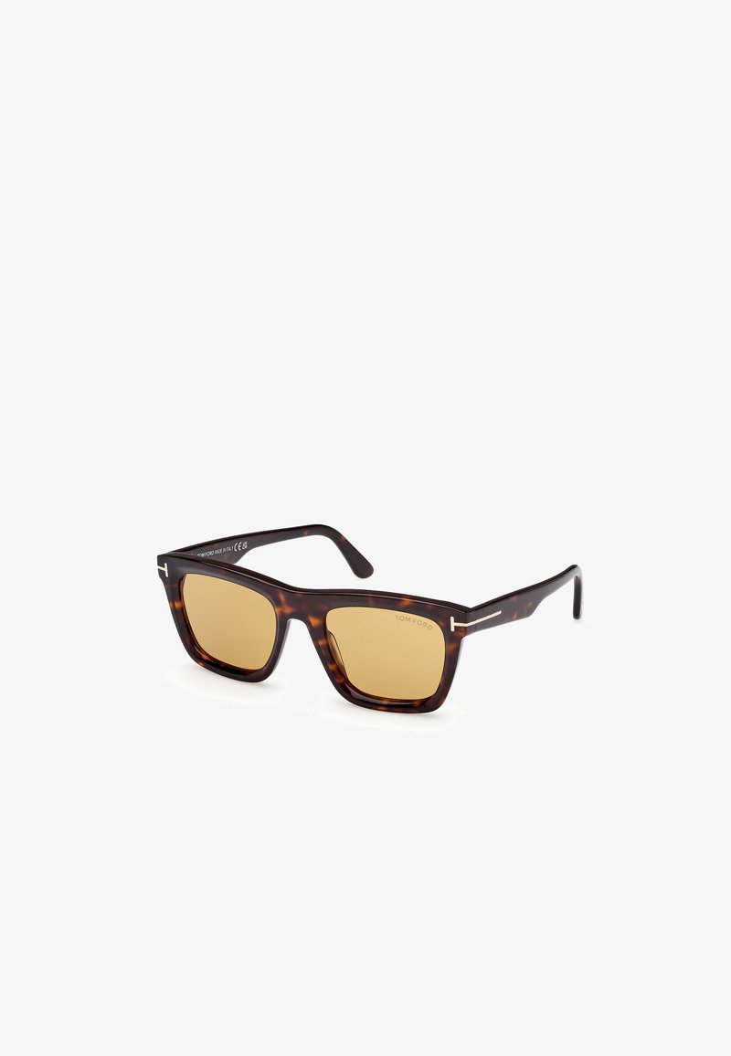 Gafas de sol de carey con montura cuadrada, lentes marrones y detalles plateados en las patillas. El logo "TOM FORD" es visible en los lentes.