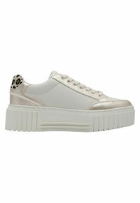 Adidași albi din piele cu accente metalice și un tab cu imprimeu leopard pe călcâi. Dispun de o talpă albă groasă, cu nervuri, pentru un plus de înălțime.
