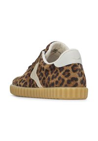 Sneakers in suede con stampa leopardata, con un cappuccio per il tallone in pelle bianca, suola in gomma texturizzata color tan e dettagli con logo a contrasto sui lati.