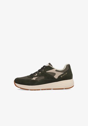 Herrensneaker mit einem Obermaterial aus dunkelgrünem Wildleder und Mesh, beigen Akzenten, schwarzen Schnürsenkeln und einer weißen Zwischensohle mit einer strukturierten Gummisohle.