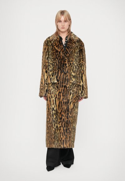 Manteau en fausse fourrure à motif léopard avec un large col, des manches longues et une fermeture à boutons sur le devant. Le manteau passe de teintes dorées à noires.