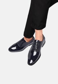 Queen Helena Stringate eleganti - blu